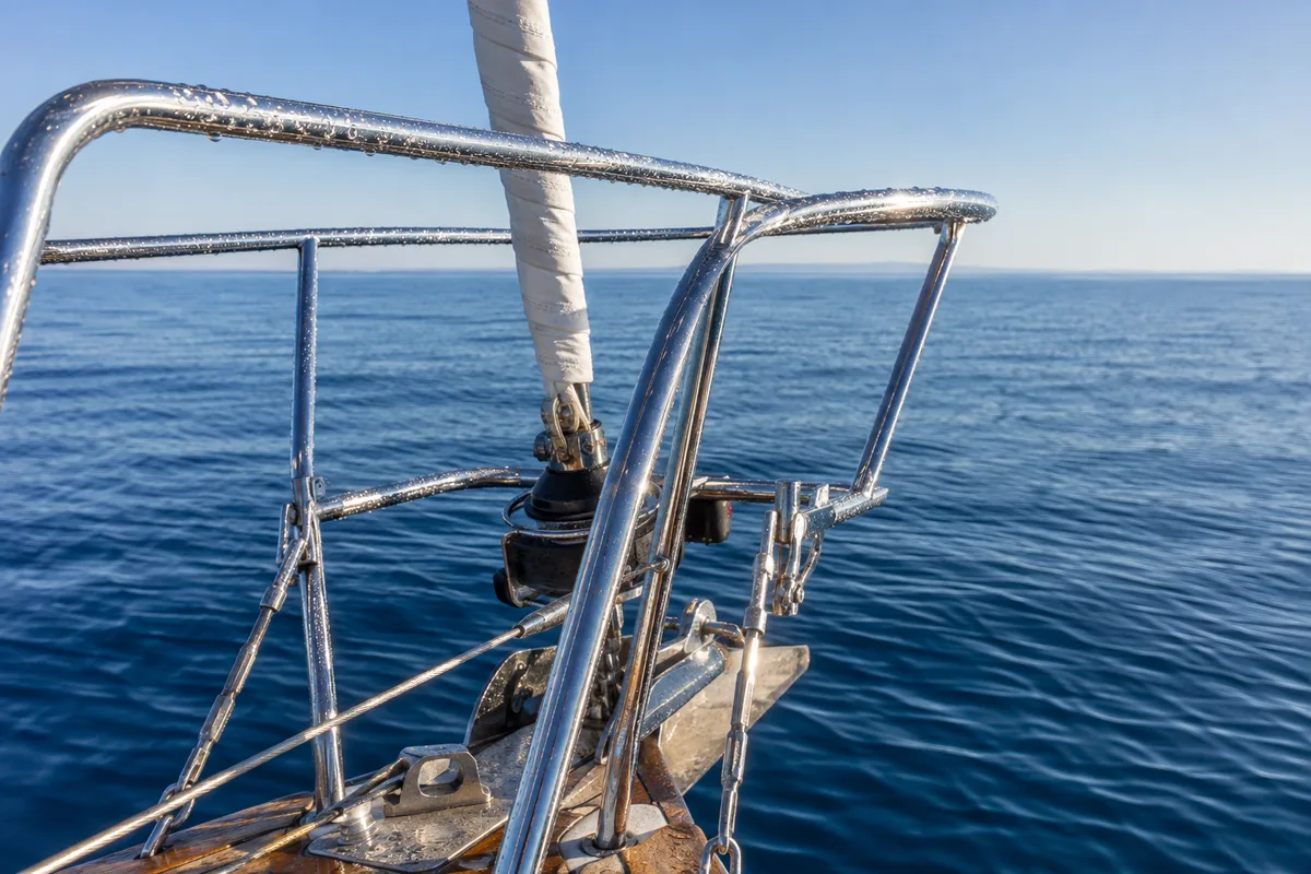 Inox marin et aluminium à bord : entretenir le métal