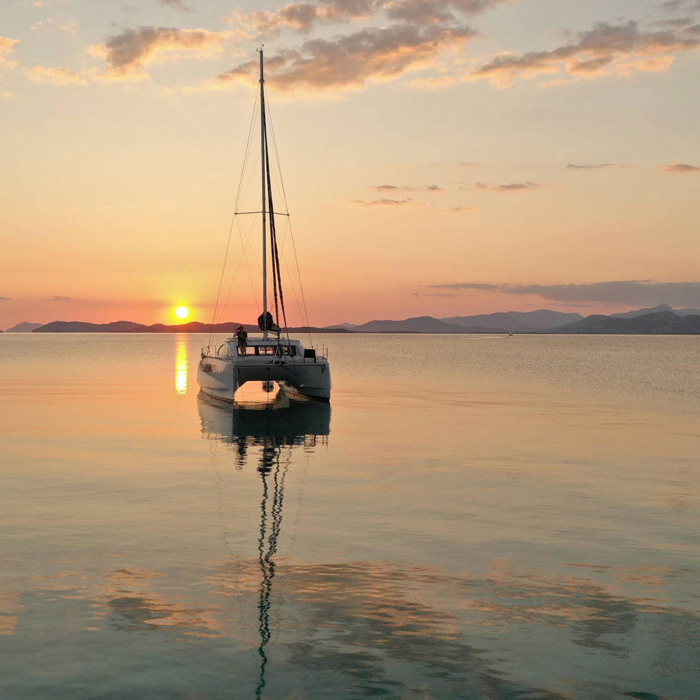 Louer un catamaran C-Cat 37 au coucher de soleil dans la baie de Hyères